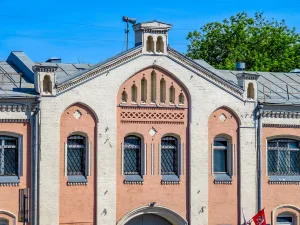 Конюшенный корпус с хозяйственной постройкой (Тверской)