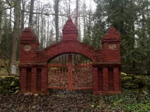 Кладбищенские ворота с остатками каменной стены (Ботвино)