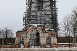 Ограда с воротами (Ставрово)