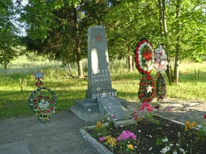 Братское захоронение советских воинов, партизан и мирных жителей, погибших в 1941-1944 гг. (Оредеж)