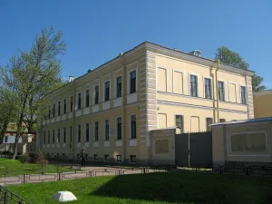 Административный корпус с оградой и двумя воротами