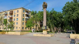 Монумент в честь 50-летия УЗТМ