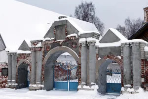 Ограда с воротами (Малышево)