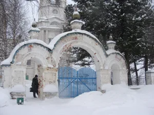 Ограда с двумя часовнями (северо-западной и юго-западной), двумя башнями (северо-восточной и юго-восточной), двумя воротами (северными и западными) и двумя калитками (южной и восточной)