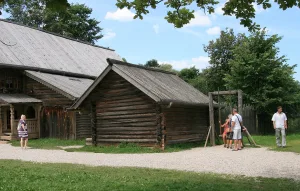 Амбар Н.С. Алексеевой из д. Хвощник Боровичского района (Великий Новгород)