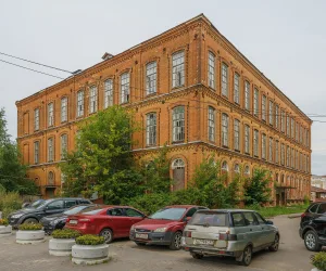 Здание, в котором в 1905-1907 и 1914 гг. проходили митинги и рабочие собрания, на которых выступал Н.Р. Шагов, а 5/I 1924 г. М.И. Калинин (Родники)