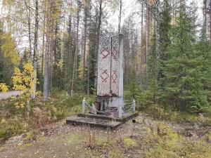 Братская могила советских воинов и памятный знак на месте, где находился штаб 99-й стрелковой дивизии (Лоймольское с.п.)