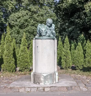 Памятник, посвященный первому директору зоопарка Герману Клаассу, с барельефом на постаменте (Калининград)