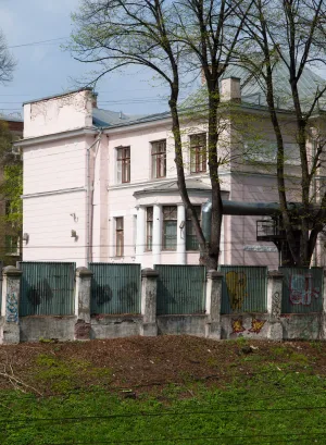 Хомутовский тупик 10 c1, Ограда