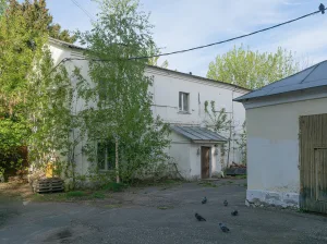 Западный флигель (конюшня) (Ярославль)