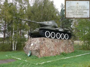 Танк Т-34, установленный в честь освободителей города от немецко-фашистских захватчиков