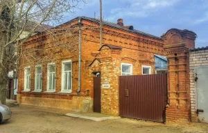 Жилой дом с воротами