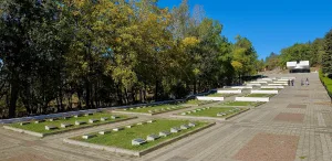 Братское кладбище советских воинов, погибших в борьбе с фашистами