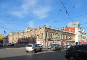 Городская купеческая усадьба Жуковых: доходный дом-комплекс с помещениями торгового и жилого назначения, каменный двухэтажный флигель, арка ворот