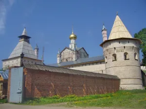 Восточная стена Митрополичьего сада с воротами (Ростов)