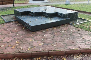 Братская могила борцов за установление Советской власти в Карельском поморье (Беломорск)