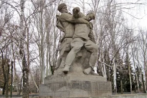 Скульптура «Солдат, поддерживающий раненого командира» (Центральный район)