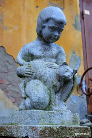 Скульптура «Ребёнок с кошкой» (Калининград)