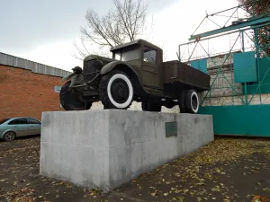 Памятник военным автомобилистам — автомобиль ЗИС-5
