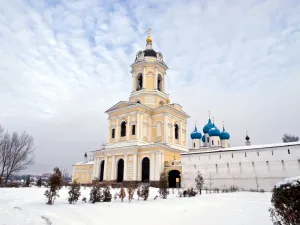 Церковь Трёх Святителей в надвратной колокольне (Серпухов)
