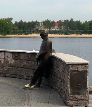 Памятник Льву Ошанину