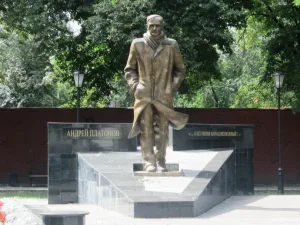 Памятник А. П. Платонову (Воронеж)