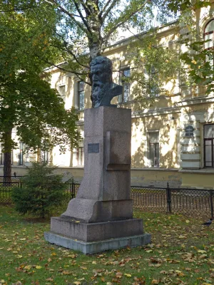 Палисадник с оградой и памятником В.К. Рентгену