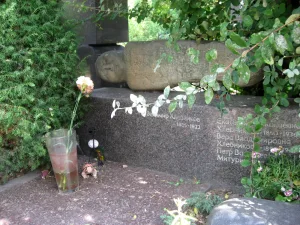 Могила Хлебникова Велемира (Виктора Владимировича) (1885-1922), поэта (Хамовники)