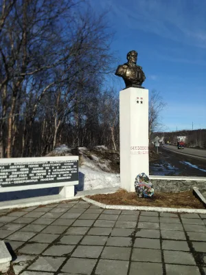 Бюст дважды Героя Советского Союза гвардии подполковника Б. Ф. Сафонова