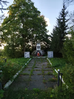 Памятный знак-стела летчикам-балтийцам, на месте, где в 1944-1945 гг. находился полевой аэродром ВВС КБФ (Клопицы)