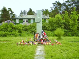 Памятник-стела Герою Советского Союза А.М. Лисицыной (1922-1942), погибшей при переправе через р. Свирь при выполнении боевого задания (Никольский)