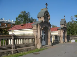 Ограда (гранитная) с двумя часовнями и воротами (Стрельна)