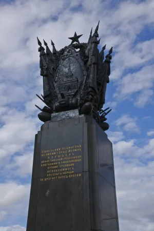 Две скульптурно-декоративные композиции (щиты, знамена, венки и т.д.) (Войковский)