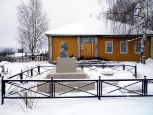 Здание, где была организована первая партийная ячейка села (Айкино)