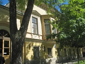 Жилой дом с флигелем и службами