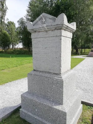 Могила С.Н. Татищева (1791-1812), поручика лейб-гвардии Семёновского полка (холм между ручьями Огник и Путятинский)
