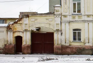 Ограда с двумя воротами (Курган)