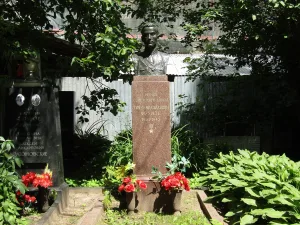 Могила и надгробие Т.М. Фрунзе (1923-1942), лётчика-истребителя, лейтенанта, Героя Советского Союза (Хамовники)