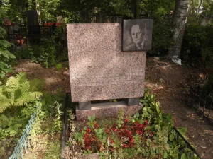 Могила А.М. Карелина (1922-1974), Героя Советского Союза, генерал-майора