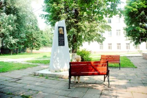 Памятник на месте дома, в котором родился великий русский ученый, врач-психиатр С.С. Корсаков (1854-1900) (Гусь-Хрустальный)