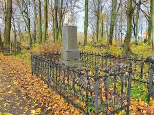 Братская могила экипажа Героя Советского Союза Ю.Э. Бунимовича (1919-1944): штурмана В.В. Данилова, стрелка-радиста В.П. Кудрявцева, воздушного стрелка Д.К. Подлеонова, погибших 13 января 1944 г.