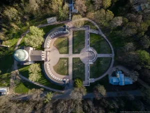 Терраса храма-усыпальницы Юсуповых с подпорной стеной, балюстрадой, лестницами и пандусами