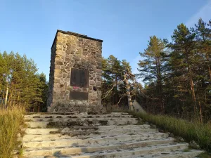 Памятник крестьянам бывших помещичьих (дотационных) земель (Плодовое)
