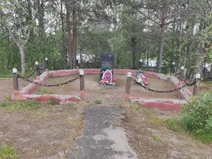 Братская могила советских воинов, погибших в годы Великой Отечественной войны, в которой захоронен капитан Землянский (Пенинга)