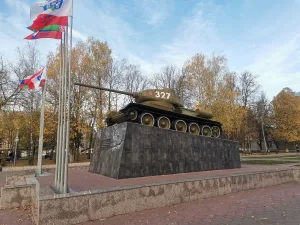 Танк «Т-34», установленный на месте, где проходил передний край обороны Тулы и были остановлены и разгромлены гитлеровские войска (Тула)