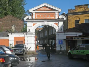 Ворота, выходящие на улицу Михайлова
