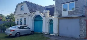Жилой дом с воротами