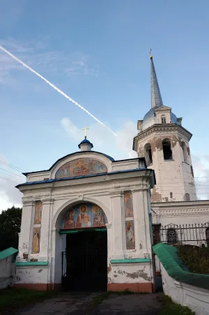 Ограда с воротами (Южные ворота городского кладбища) (Новая Ладога)