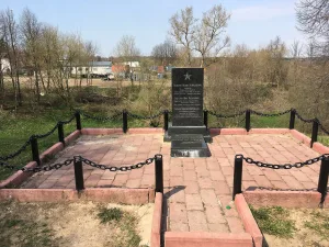 Могила милиционера И.Д. Мазурова и красноармейца И.В. Карелова, погибших во время контрреволюционного мятежа 13 ноября 1918 года (Верея)