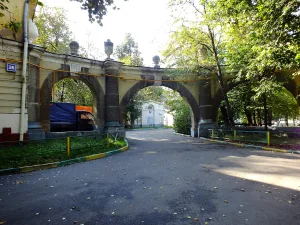 Полуциркульные арки между домами 23, 25, 27 внутри двора по ул. Маршала Бирюзова (Щукино)